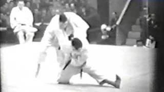 Judo 1961 Paris George Kerr GBR  Tok Yong KOR open [upl. by Leirraj]