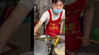 delicious chinese food到北海一定要尝一下这个卷粉 越南风味 晶莹薄皮 感觉米浆加了一点糯米面 配料很多 food 小吃 delicious 美食 streetfood [upl. by Ilek350]