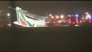 Dieciséis heridos al salirse un avión de la pista de aterrizaje en Italia [upl. by Mila425]