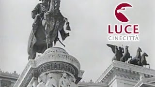 La celebrazione a Roma alla presenza del Duce Sullaltare della patria il duce consegna le [upl. by Morrill]