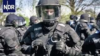 Alltag bei der Polizei Von Demos Hooligans und Beschimpfungen  7 Tage  NDR Doku [upl. by Annovad244]