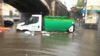 Alluvione a Catania strade come fiumi in piena mezzo anfibio dei Vigili del Fuoco in centro [upl. by Assirahs]