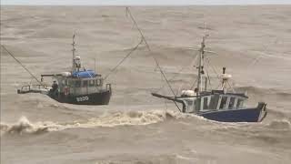 Video increible 2 barcos de pesca en mares extremadamente agitados [upl. by Bolling]