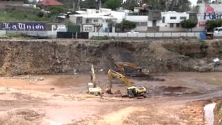 excavadoras de orugas caterpillar atascadas en lodo trabajando [upl. by Johns]