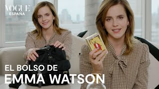 ¿Qué hay en el bolso Prada de Emma Watson  VOGUE España [upl. by Amikat]