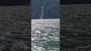 mit dem Schiff durch den Königssee in Bayern vorbei an einem vorbeifahrenden Wasserfall grünem Wald [upl. by Eissac28]