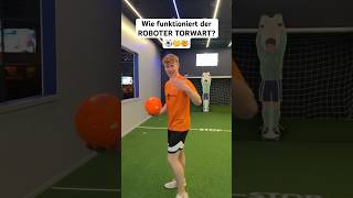 Wie funktioniert der ROBOTER TORWART 🤔⚽️😱 shorts jannikfreestyle [upl. by Sdlonyer]