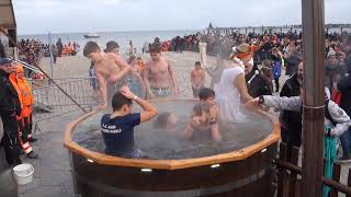 Neujahrsbaden 2020 Am Strand vom Ostseebad Boltenhagen Part Durchgang der Kinder [upl. by Niawat]