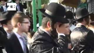 Cientos de ultraortodoxos presionan en Jerusalén para cerrar calle en shabat [upl. by Anayi]