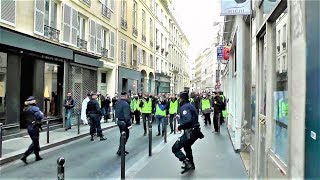 Incident entre 5 policiers qui protègent le siège de LREM et des Gilets jaunes  Paris  22 déc2018 [upl. by Remat976]