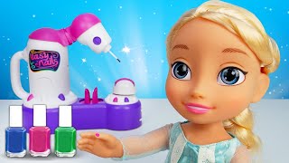 Jeux avec Barbie Elsa et dautres poupées pour filles Le robot qui fait la manucure [upl. by Alleuqcaj]