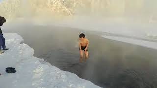 Un touriste japonais sallonge dans une rivière par 60° [upl. by Atsuj]