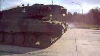 Leopard 2 A4 einbremsen Nach Austasuch aller Kettenpolster [upl. by Ul50]