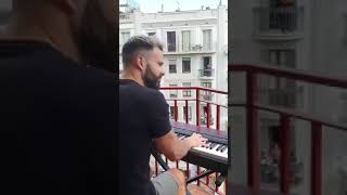 HOMBRE TOCA PIANO DURANTE LA CUARENTENA EN BARCELONA [upl. by Maida]