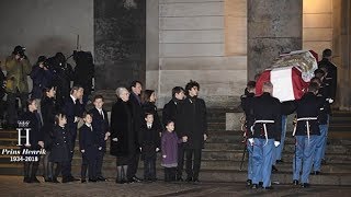 Dronning Margrethe og familien i sorg ved Christiansborg Slotskirke [upl. by Fritze]