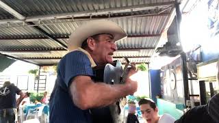 Chuyito el guitarrero en mariscos el chumapasó a paso tendencia [upl. by Nahtanoy]