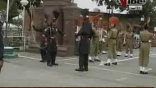 Patriotic Pakistani sikh sardar At Waga Border Ceremony 14th August 2008Shows India His Pakistani Flag Part 34 [upl. by Fazeli]