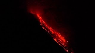 Nuova eruzione Stromboli la lava cola di notte dal vulcano [upl. by Latsyrc365]