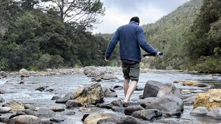 Huge Monster Eel caught without hooks Winter survival river fishing dense forest [upl. by Teresina868]