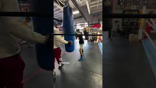 Trabajo de esquivas con sombra y saco en boxeo boxingboxeorecreativoviralentreno [upl. by Ellynn]