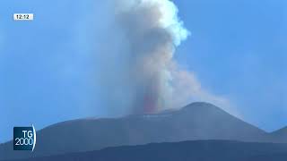 Etna forti boati e fontana di lava Sospesi i voli [upl. by Hpeosj]