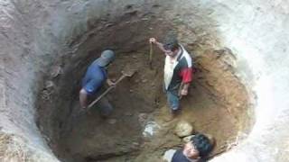 HAND DIGGING A WELL IN MEXICO Excavando a mano un pozo [upl. by Maidy307]