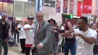 Burgemeester Aboutaleb danst tijdens flashmob op Zuidplein [upl. by Flaherty298]