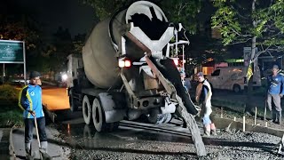 Mobil truk molen ngecor jalan di malam hari mixer truck cor beton [upl. by Lalib]