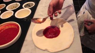 HOW TO PUT THE SAUCE ON THE PIZZAcome mettere la salsa sulla pizza [upl. by Hamel]