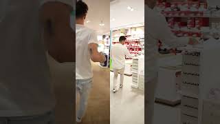 Wer weiß Bescheid👟 Azubi vs Chef 🤜🏻🤛🏻 storemanagervsazubi [upl. by Eimmaj]