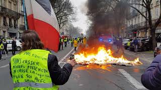 Gilets jaunes à Bordeaux  première barricade Cours Clemenceau [upl. by Hatti]