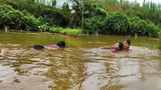 The kind girl saved the little girl who was about to drown [upl. by Solon168]