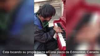 Un indigente tocando piano en la calle [upl. by Marucci323]