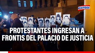 🔴🔵Protestantes rompen cerco policial e ingresan a frontis del Palacio de Justicia [upl. by Wainwright]