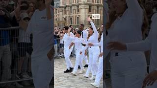 Salma Hayek et Patrick Bruel sur le relais de la flamme olympique à Versailles 🔥 jo2024 [upl. by Noved]