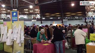 VIDEO Poitiers  un stand de bijoux à la braderie d’Emmaüs [upl. by Laved]