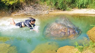 The girl jumped into the water to salvage the super giant clam The things inside are very precious [upl. by Sikras44]