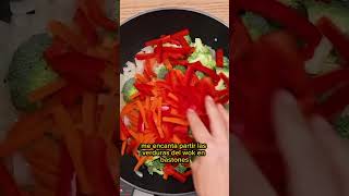 Wok de arroz con verduras y pollo Un salteado perfecto para niños [upl. by Florentia]