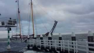 Klipper loopt haven Vlieland aan bij storm [upl. by Anahsal]