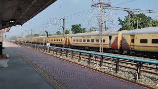 Gurudev Express with DDU WAP4 approaching Hijli [upl. by Strage]