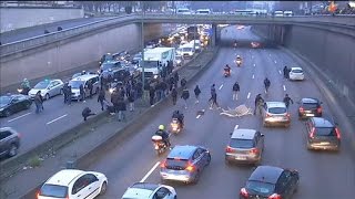 Grève des taxis des barrières installées pour bloquer le trafic porte Maillot [upl. by Anaujahs]