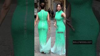 Malaika Arora ki dress hamesha aise pakad ke chalna padega  Bollywoodlogy  Honey Singh Songs [upl. by Ambrosio]