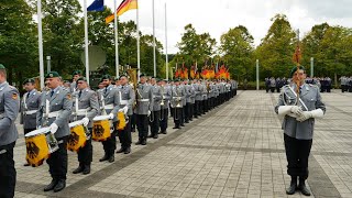 quotRegimentsgrußquot Marsch Ausmarsch Ehrenformation Musikkorps der Bundeswehr mit Spielmannszug [upl. by Aneehsar464]