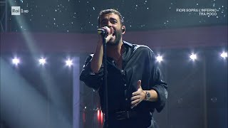 Marco Mengoni canta il brano quotDue vitequot  Soliti Ignoti  Il ritorno 13022023 [upl. by Adolpho968]