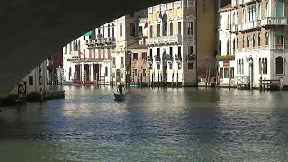 A Venise les fabricants de gondoles ont du vague à lâme  AFP [upl. by Thant]