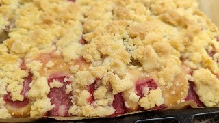 Rhabarberkuchen mit Streuseln zum Anhimmeln Luftig mit Hefeteig leichtes Rezept [upl. by Anyaj824]