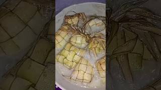 Resep ketupat pulut  Masukkan ketupat ke dalam santan  garam secukupnya masak sampai mengering [upl. by Lowenstern]