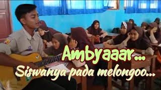 Siswa nyanyi n maen gitar yang lainya pada melongooooooo [upl. by Enamart]