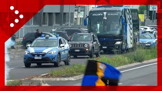 Bergamo il pullman dellAtalanta arriva al centro sportivo a Zingonia [upl. by Annwahs]