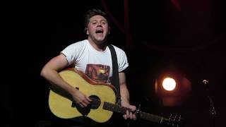 Niall Horan Having The Crowd Sing Fools Gold  Beacon Theatre NYC  103117 [upl. by Og]